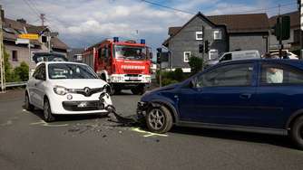 Von Kindern abgelenkt? Familienvater baut Unfall - andere Autofahrerin (24) verletzt